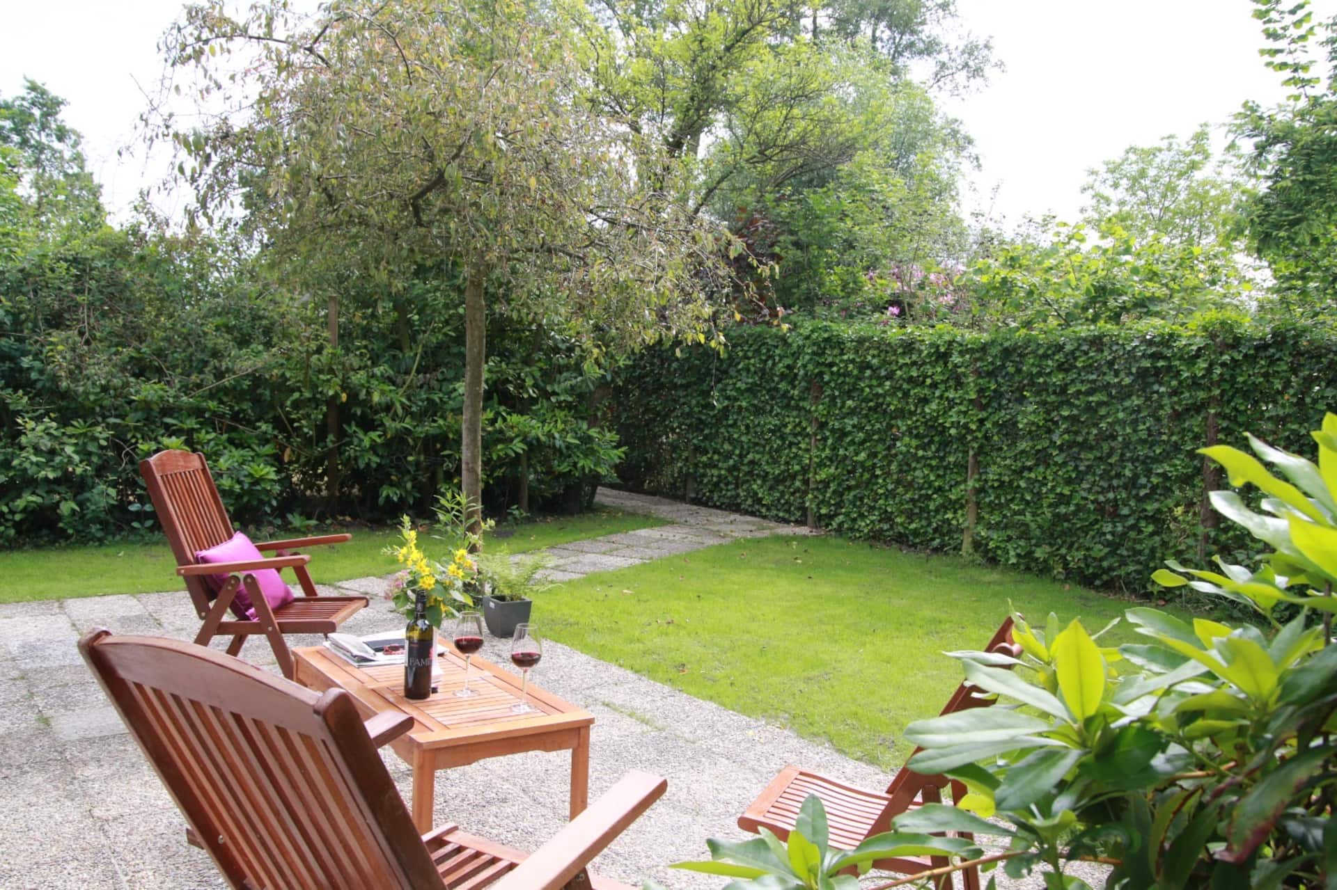 Tuin met ligstoelen